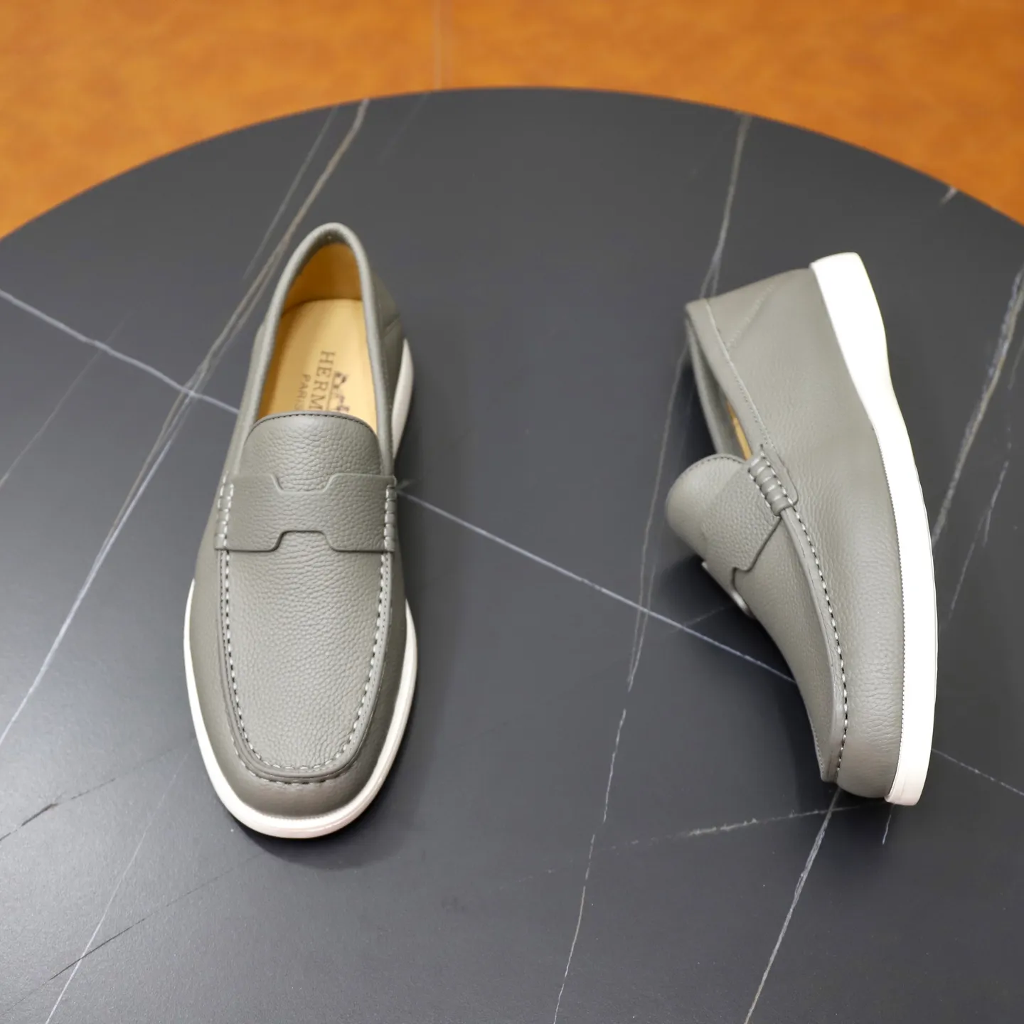 Ex-factory price: 560💰Hermès/Hermès slip-on men's shoes. This shoe is made of imported pebbled cowhide. It has simple and smooth lines and is combined with aerodynamically designed 3CM rubber foam ultra-light soles! Youthful and fashionable, classic H-shaped hardware buckle decoration, calf lining gently wraps the feet, with logo cowhide feet, casual and urban style, highlighting youthful vitality, sports and leisure version, super versatile, code number: 38-39-40-41-42-43-44 standard leather shoe size (45 can be customized but does not support returns)